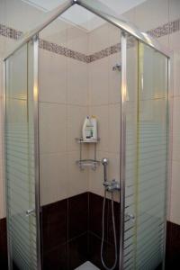 een douche met een glazen deur in de badkamer bij Ef Zin Villa by Corfuescapes in Sidari