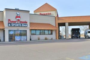 uma loja em frente a uma loja com um camião estacionado em frente em Ramada by Wyndham Sioux Falls Airport - Waterpark Resort & Event Center em Sioux Falls