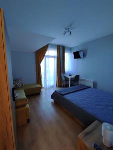 um quarto com uma cama e um quarto com uma mesa em Ваканционно жилище-Боровец em Borovets