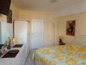 クルジュ・ナポカにあるTwo Bedroom Apartment Farmecのベッドルーム1室(ベッド1台、ドレッサー、鏡付)