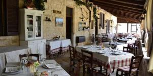 A restaurant or other place to eat at Agriturismo Masseria Alberotanza