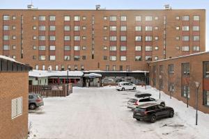 un aparcamiento frente a un gran edificio de ladrillo en Best Western Hotell Ett, en Östersund