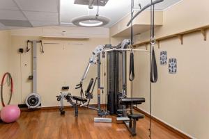 uma sala com um ginásio com equipamento de exercício em Best Western Hotell Ett em Östersund