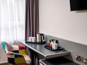 Příslušenství pro přípravu čaje a kávy v ubytování Mercure Chester Abbots Well Hotel