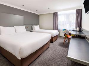 Postel nebo postele na pokoji v ubytování Mercure Chester Abbots Well Hotel