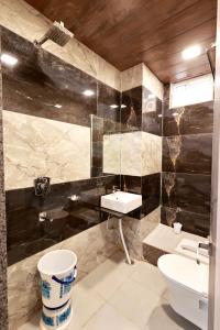 La salle de bains est pourvue d'un lavabo et de toilettes. dans l'établissement HOTEL ROYAL SUITES +, à Kokkíni Khánion