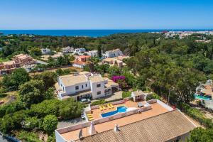 vista aerea di una casa con piscina di Casa da Bia by OCvillas ad Albufeira