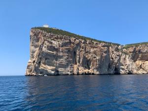 una grande scogliera in mezzo all'acqua di Apartment La Paloma in Alghero centre ad Alghero