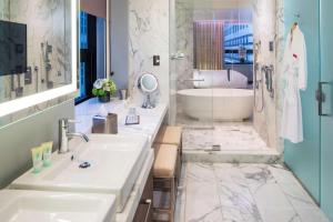 ニューヨークにあるHyatt Grand Central New Yorkのバスルーム(シンク2台、バスタブ付) +37枚の写真