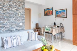 ヘルソニソスにあるΝΜΒ Anissaras Coastal Getawayのソファとテーブルのあるリビングルーム