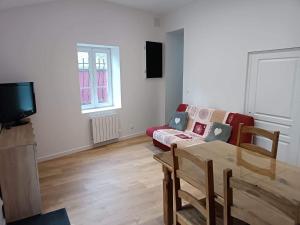 Televízia a/alebo spoločenská miestnosť v ubytovaní La maison du voisin + 7 fotografií