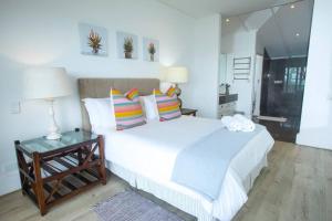 Postel nebo postele na pokoji v ubytování Splash Rock Beachfront Villa + 86 fotografií