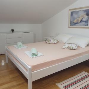 Postel nebo postele na pokoji v ubytování Apartments Crnjac