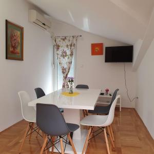 TV a/nebo společenská místnost v ubytování Apartments Crnjac