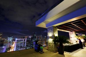 マニラにあるCity Garden Grand Hotelの夜の街並みを望む建物