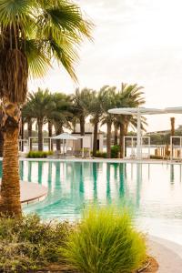 Bazén v ubytování ERTH Abu Dhabi Hotel nebo v jeho okolí