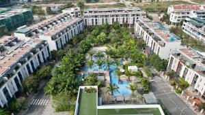 uma vista aérea de um resort com uma piscina em Chuỗi Villa 5 Phòng Ngủ Căn 410-409-308 Royal Lotus Hạ Long em Ha Long
