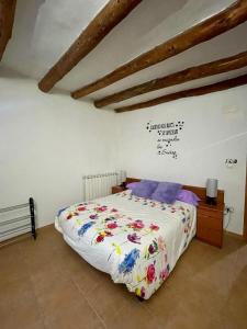 1 dormitorio con 1 cama grande en una habitación en Alojamiento rural La Casona en Andorra