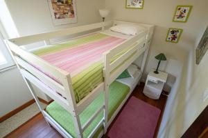 アフィフェにあるCASA BACELARの小さな部屋の白い二段ベッド1台分です。