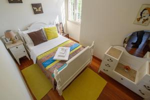 Habitación pequeña con cama blanca y cuna en CASA BACELAR, en Afife
