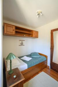 アフィフェにあるCASA BACELARのベッドルーム1室(ベッド1台、ランプ付きテーブル付)
