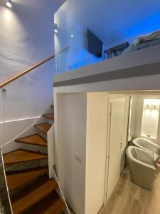 baño con escalera y aseo en una casa en Visavi' Luxury Room, en Torre a Mare