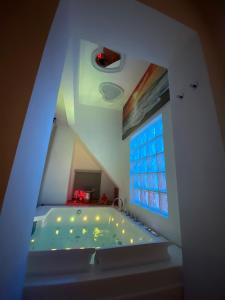 bañera en una habitación con ventana en Visavi' Luxury Room, en Torre a Mare