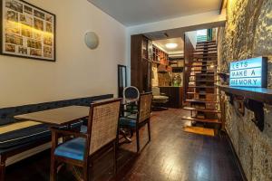 een restaurant met een tafel en stoelen en een bord waarop staat: maak een inventaris bij Sandeman's Apartment by Innkeeper in Vila Nova de Gaia