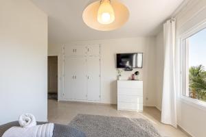 Televízia a/alebo spoločenská miestnosť v ubytovaní Stunning 6 Bed Villa Private Pool Mijas Gol