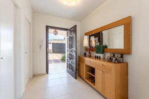 Kuchyňa alebo kuchynka v ubytovaní Stunning 6 Bed Villa Private Pool Mijas Gol