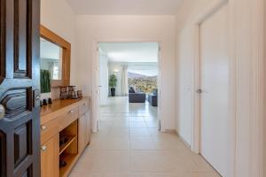 Kuchyňa alebo kuchynka v ubytovaní Stunning 6 Bed Villa Private Pool Mijas Gol