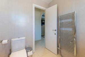 Kúpeľňa v ubytovaní Stunning 6 Bed Villa Private Pool Mijas Gol