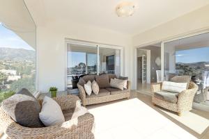 Posedenie v ubytovaní Stunning 6 Bed Villa Private Pool Mijas Gol