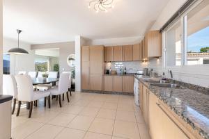 Kuchyňa alebo kuchynka v ubytovaní Stunning 6 Bed Villa Private Pool Mijas Gol