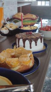 博尼圖的住宿－Pousada Rancho Bonito，一张桌子,上面放着蛋糕和其他甜点
