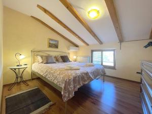 sypialnia z łóżkiem i oknem w obiekcie Holiday Home Valmoneda w Rovinj