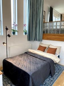 een slaapkamer met een bed in een kamer bij Apartment Aekta Studio 3 Gothenburg in Göteborg