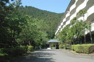 uma estrada que leva a um edifício com um gazebo em VIVI熱海 自然郷 3001丨VIVI Atami Shizenkyo 3001 em Atami