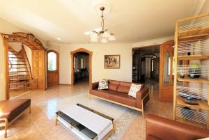 uma sala de estar com um sofá e uma mesa em Pinecrest Villa - Castle style living on seaside em Porvoo