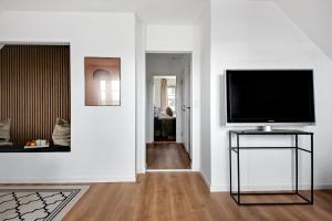 TV a/nebo společenská místnost v ubytování Sanders Charm - Amazing Two-Bedroom Apartment with Shared Garden