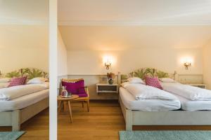 Łóżko lub łóżka w pokoju w obiekcie Hotel Gasthof Brandstätter