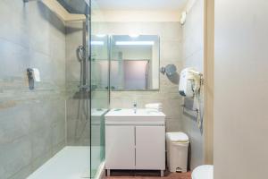 モンペリエにあるAppart’City Confort Montpellier Ovalie Iのバスルーム(洗面台、ガラス張りのシャワー付)