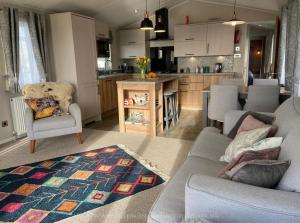 a living room with a couch and a kitchen at 18 Duckpool in Kilkhampton