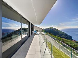Un balcón de una casa con vista al mar. en Francelho 1 Apartment by LovelyStay, en Ribeira Brava