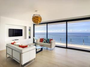 een woonkamer met uitzicht op de oceaan bij Francelho 1 Apartment by LovelyStay in Ribeira Brava