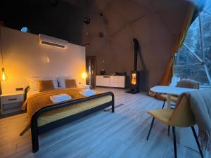 sypialnia z łóżkiem, stołem i krzesłem w obiekcie Epic House w mieście Międzylesie