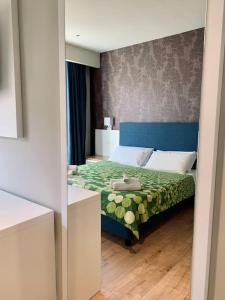 Un pat sau paturi într-o cameră la Alex Charme Central Apartments - Corso Umberto Taormina +9 fotografii