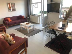 Cute Flat Cihangir في إسطنبول: غرفة معيشة مع أريكة وطاولة