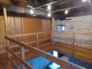 ChaunayWisteria Cottage at Gites de la Vienne的空空的桑拿房,设有木墙和天花板 更多40张照片