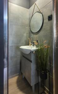 un baño con lavabo y espejo en Héthatár Wellness Vendégház - Gerle, en Pusztavacs